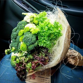 Букет із листя салату в бутіку «Fruits & Flowers Market» у Дніпрі. Замовляйте по знижці.