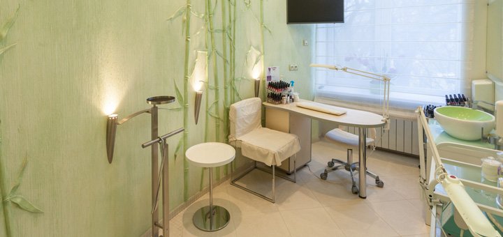 Discounted manicure at the Holiday Spa Beauty Salon
