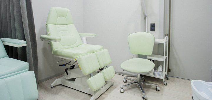 Педикюр со скидкой в салоне красоты «Backstage beauty salon»