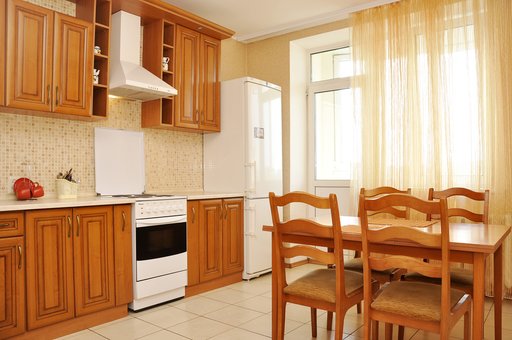 Кухня двухкомнатных апартаментов Люкс комплекса «Wellcom24» в Киеве. Бронируйте номера по акции.