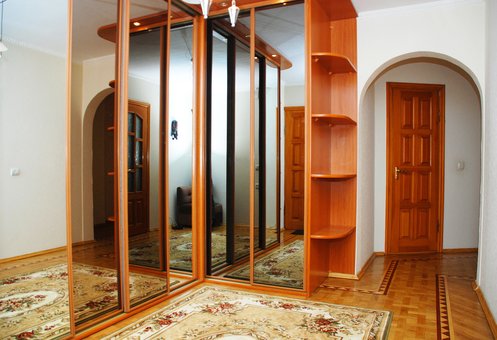 Entrance hall in a 4-room luxury apartment "Wellcome 24" in Kiev. Shoot at a discount.
