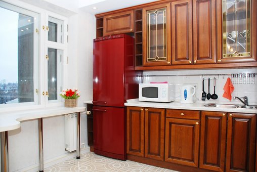 Кухня у 4-кімнатній квартирі люкс «Wellcome 24» у Києві. Знімайте за знижкою.
