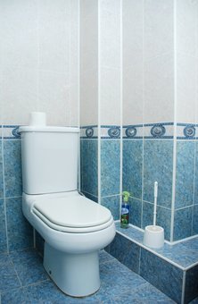 Туалет у чотирикімнатних апартаментах «Wellcome24» у Києві. Знімайте за знижкою.