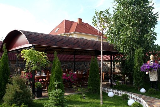 Summer terrace at the Sofiyivsky Posad restaurant in Kiev. Order cheap